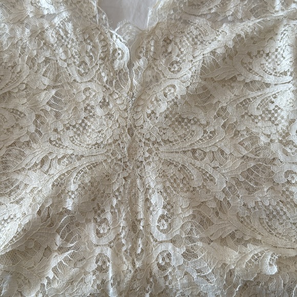 Ivory lace top, never worn, v-neck ruched cap sleeves, size cut out, fits as M - Picture 6 of 10